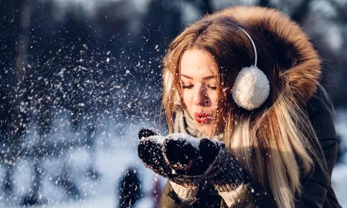 How to protect headphones from cold weather
